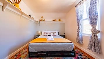 2 chambres, bureau, fer et planche à repasser, lit de bébé portatif