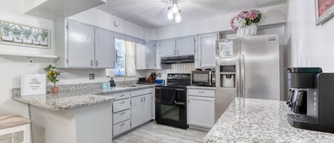 冷蔵庫、電子レンジ、オーブン、コンロ