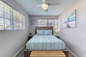 2 bedrooms, desk, iron/ironing board, free WiFi - Cresting Wave Cottage by the Sea (Ormond Beach)
