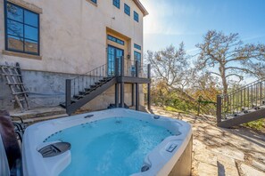 Outdoor spa tub - Turnbull House: Outdoor Oasis w/ Amazing Views (Fredericksburg)