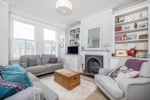 Smart TV, fireplace - At home in South West London (London)