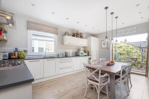 Kjøleskap, mikrobølgeovn, ovn og oppvaskmaskin