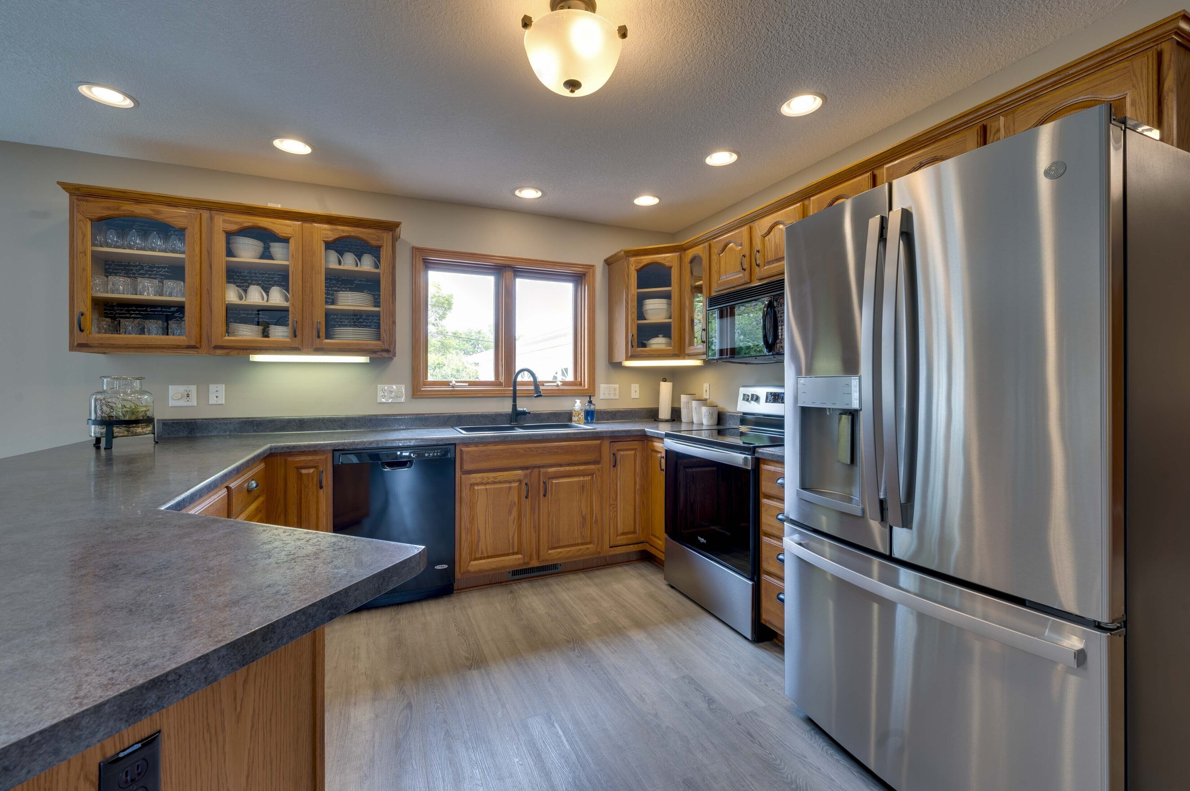 Fridge, microwave, stovetop, dishwasher