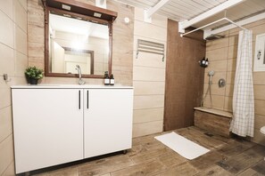 Mary's Well Classic Room | Salle de bain | Douche, sèche-cheveux, serviettes fournies, savon