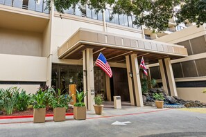 Exterior - Honolulu Condo Stay w/ Balcony: Walk to Beaches! (Honolulu)