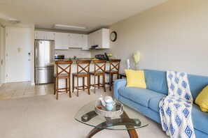 TV, DVD player, music library, stereo - Honolulu Condo Stay w/ Balcony: Walk to Beaches! (Honolulu)