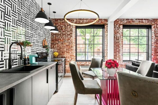 Private kitchen - Jason Graves Art Suite 101 (Denver)