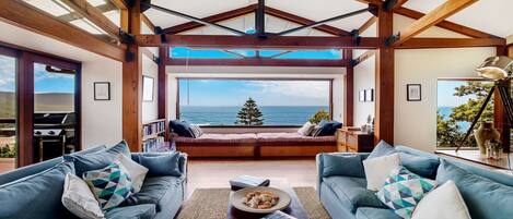 Una televisión, una chimenea