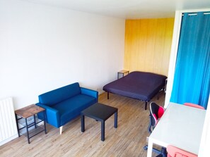 1 bedroom, bed sheets - Studio au Calme Avec vue Verdoyante, à 30 mn de Paris (Achères)