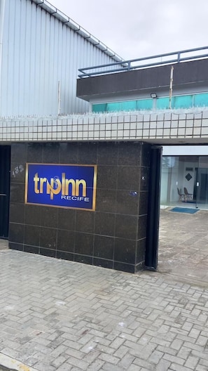 A building with a sign for 'trpinn RECIFE' on a tiled wall. - Trip Inn Recife (Recife)