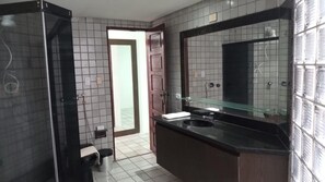 Chambre quadruple de base | Salle de bain