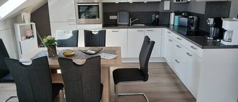 Fridge, oven, stovetop, dishwasher