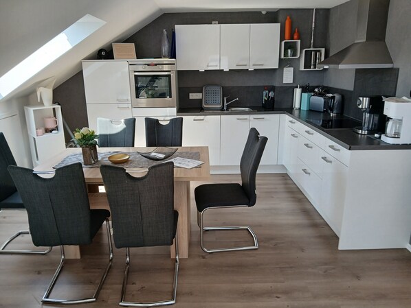 Kühlschrank, Ofen, Herdplatte, Geschirrspüler