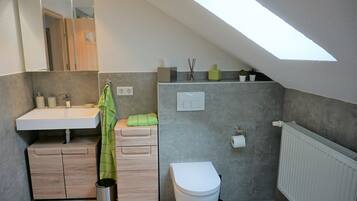 Secadora de cabello, toallas, jabón, shampoo