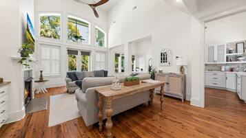 Smart TV, chimenea, mesa de ping pong