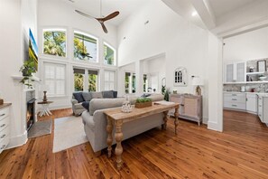 Smart-TV, Kamin, Tischtennisplatte