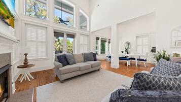 Smart TV, chimenea, mesa de ping pong