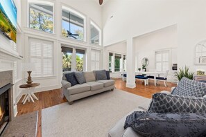 Smart-TV, Kamin, Tischtennisplatte