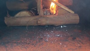 A wood fire burning inside a fireplace. - Monte Alentejano em Fronteira (Fronteira)