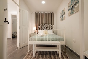 2 habitaciones, escritorio y tabla de planchar con plancha 