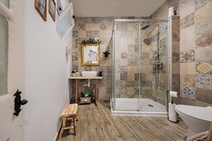 Regadera, secadora de cabello, toallas, jabón 