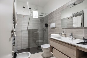 Dusche, Haartrockner, Bidet, Handtücher