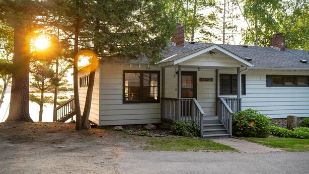 Une cabane avec une véranda et une pancarte sur laquelle on peut lire « CABANES ».