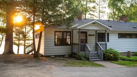 Exterior. Webb Lake, Hackensack, Northern MN - 3 Bedroom, Sleeps 8 - Cabin #7 Blue Water