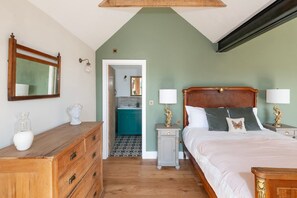 6 bedrooms, iron/ironing board, WiFi, bed sheets