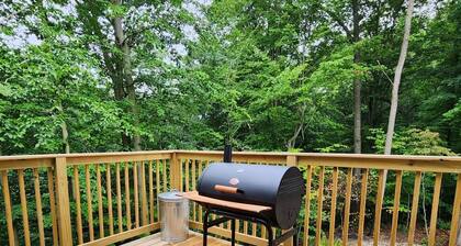 Quiet cabin 30 min from wineries, restaurants, Sugar Creek & Walnut Creek.