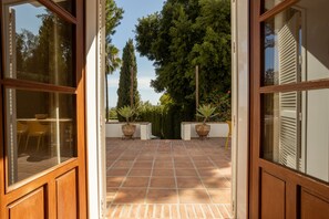 Terrace/patio - Casa Calma ǀ stylish family and golfer paradise ǀ private pool ǀ 5 mins to beach (Marbella)