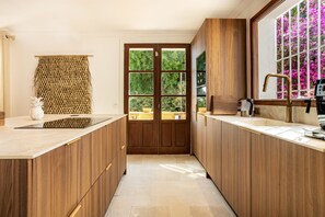 Kylskåp, mikrovågsugn, ugn och spishäll