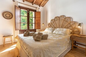 3 habitaciones, caja de seguridad en la habitación y escritorio 