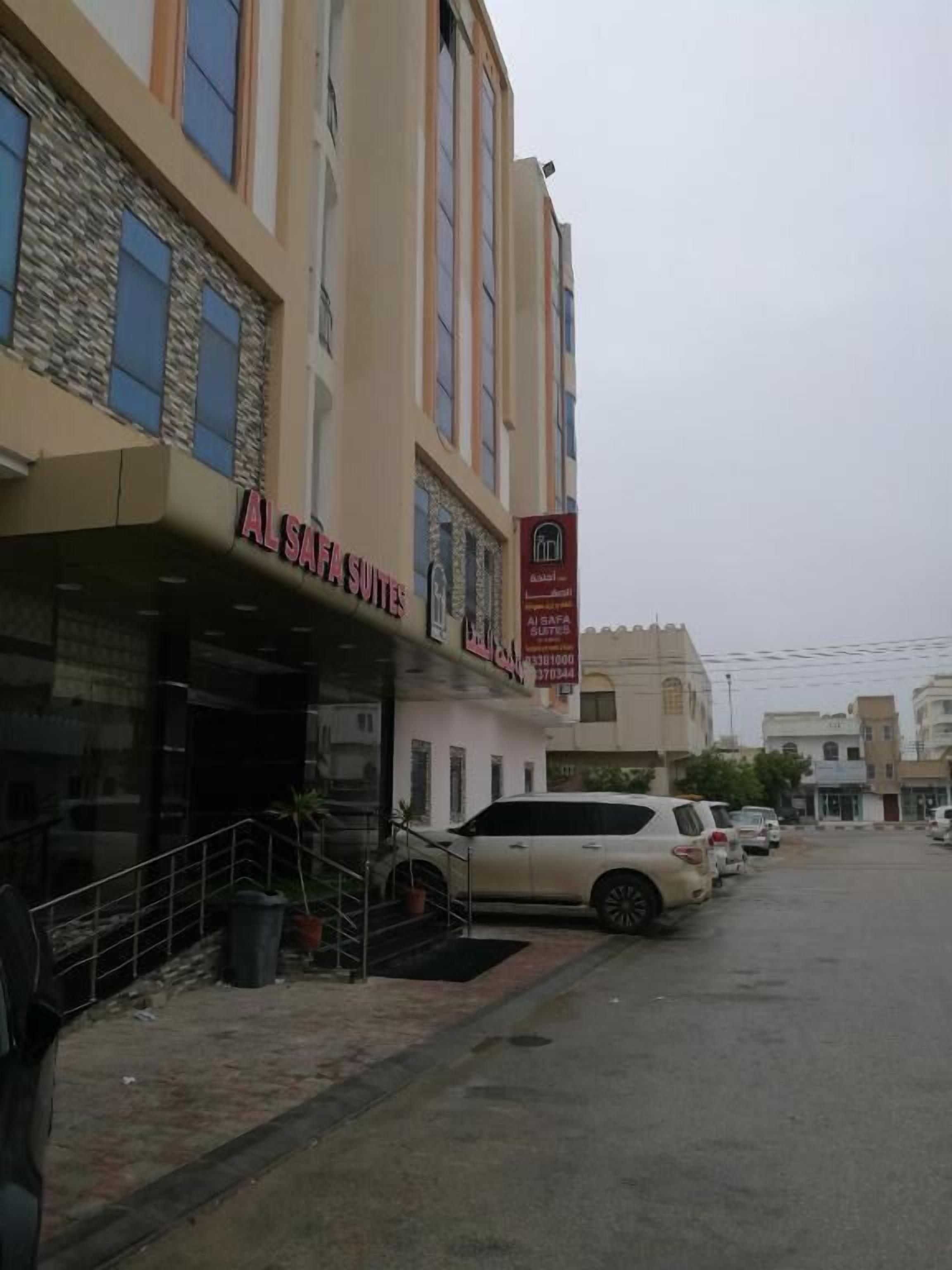 Un edificio con un cartel que dice 'Al Safa Suites'.