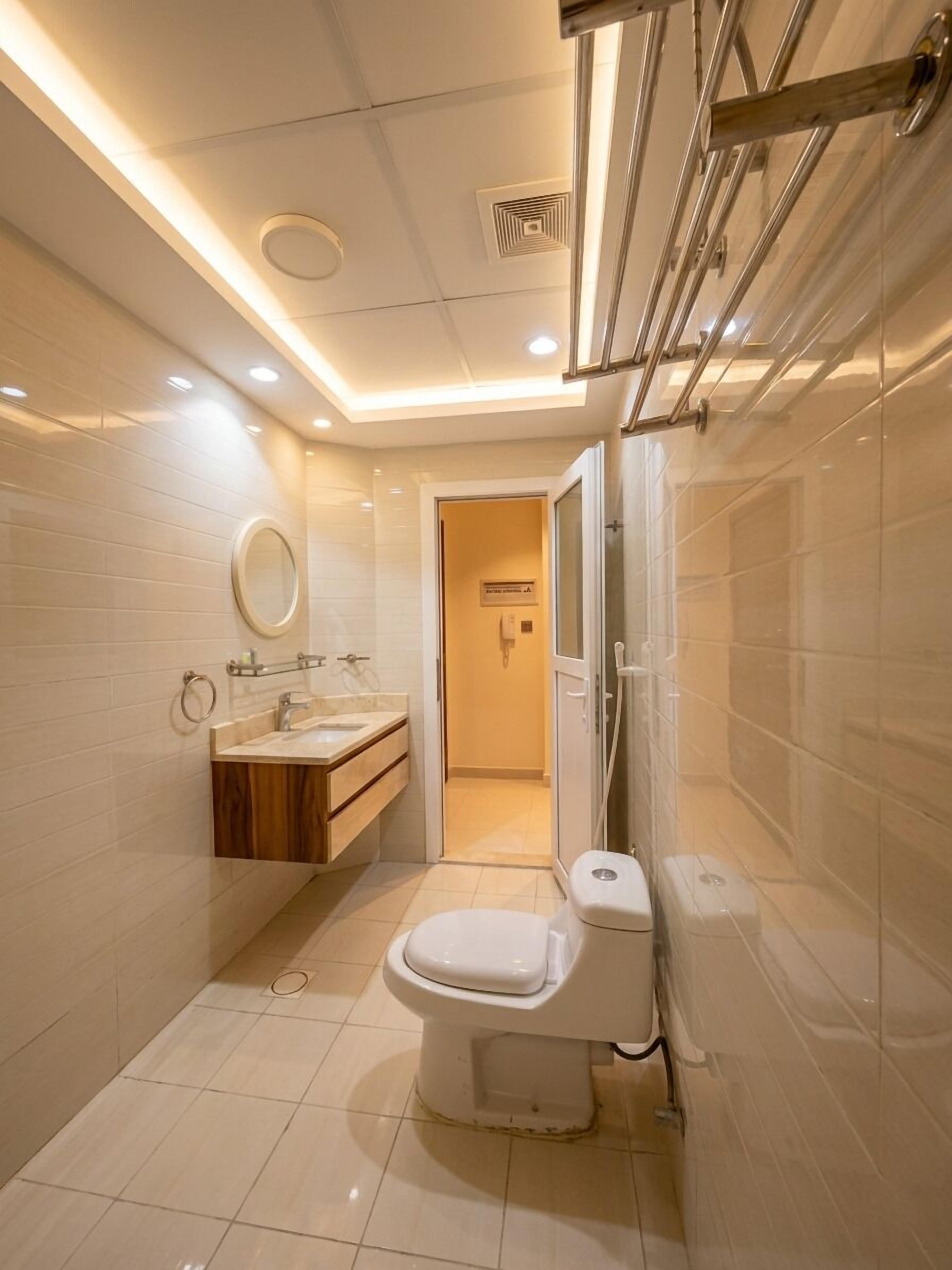 Un baño moderno con inodoro, lavamanos y ducha.