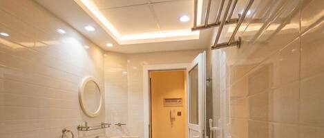 Un baño moderno con inodoro, lavamanos y ducha.