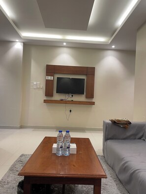 Studiosuite – design | Sengetøy av topp kvalitet, senger med overmadrass og safe på rommet