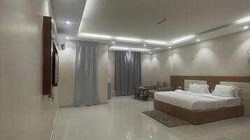 Habitación Deluxe | Ropa de cama de alta calidad y colchones con acolchado adicional