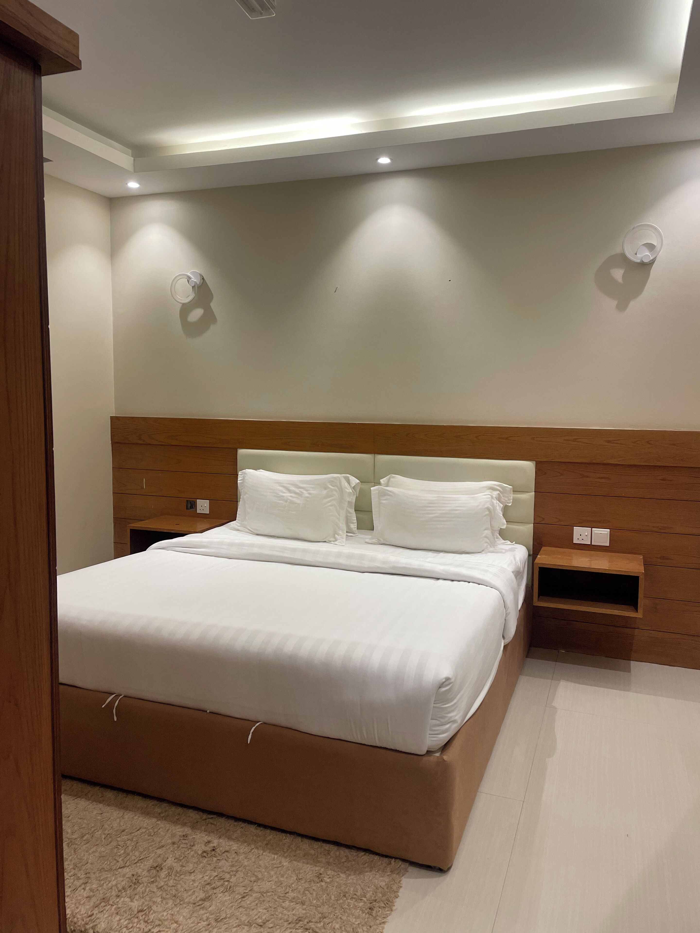 Design Studio Suite | Premium bedding, pillowtop beds, in-room safe, soundproofing