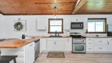 Frigorífico, microondas, horno y placa de cocina