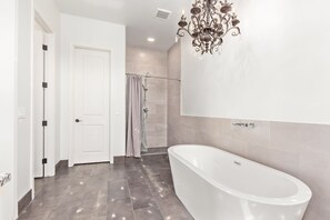 Een douche, een haardroger, handdoeken, zeep