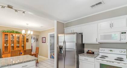 Steps to Beach & Short drive to Casinos, Coliseum and all Biloxi entertainment