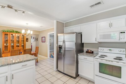 Steps to Beach & Short drive to Casinos, Coliseum and all Biloxi entertainment 