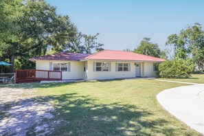 Exterior - Steps to Beach & Short drive to Casinos, Coliseum and all Biloxi entertainment  (Biloxi)