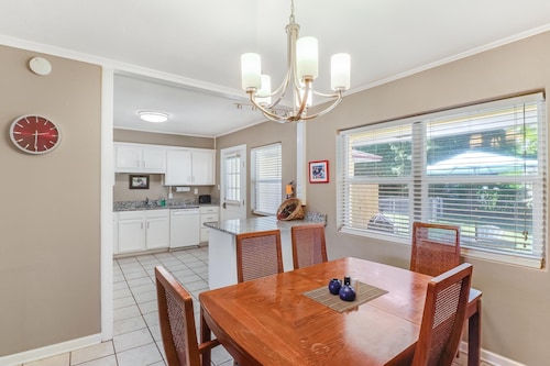 Steps to Beach & Short drive to Casinos, Coliseum and all Biloxi entertainment 