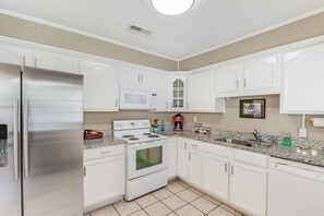 Cookware/dishes/utensils - Steps to Beach & Short drive to Casinos, Coliseum and all Biloxi entertainment  (Biloxi)