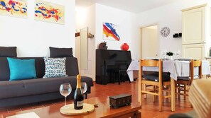 TV, books, stereo - 🌳 Casa Modigliani 🎨 - Art and Nature. Take a break from work and come relax. (Veneto)