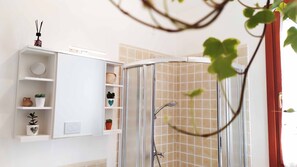 Douche, sèche-cheveux, bidet, serviettes fournies