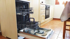 Fridge, microwave, oven, stovetop - 🌳 Casa Modigliani 🎨 - Art and Nature. Take a break from work and come relax. (Veneto)