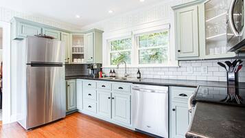 雪櫃、微波爐、焗爐、爐具